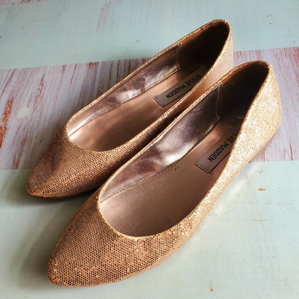 Sparkley gold Steve Madden flats, size 7